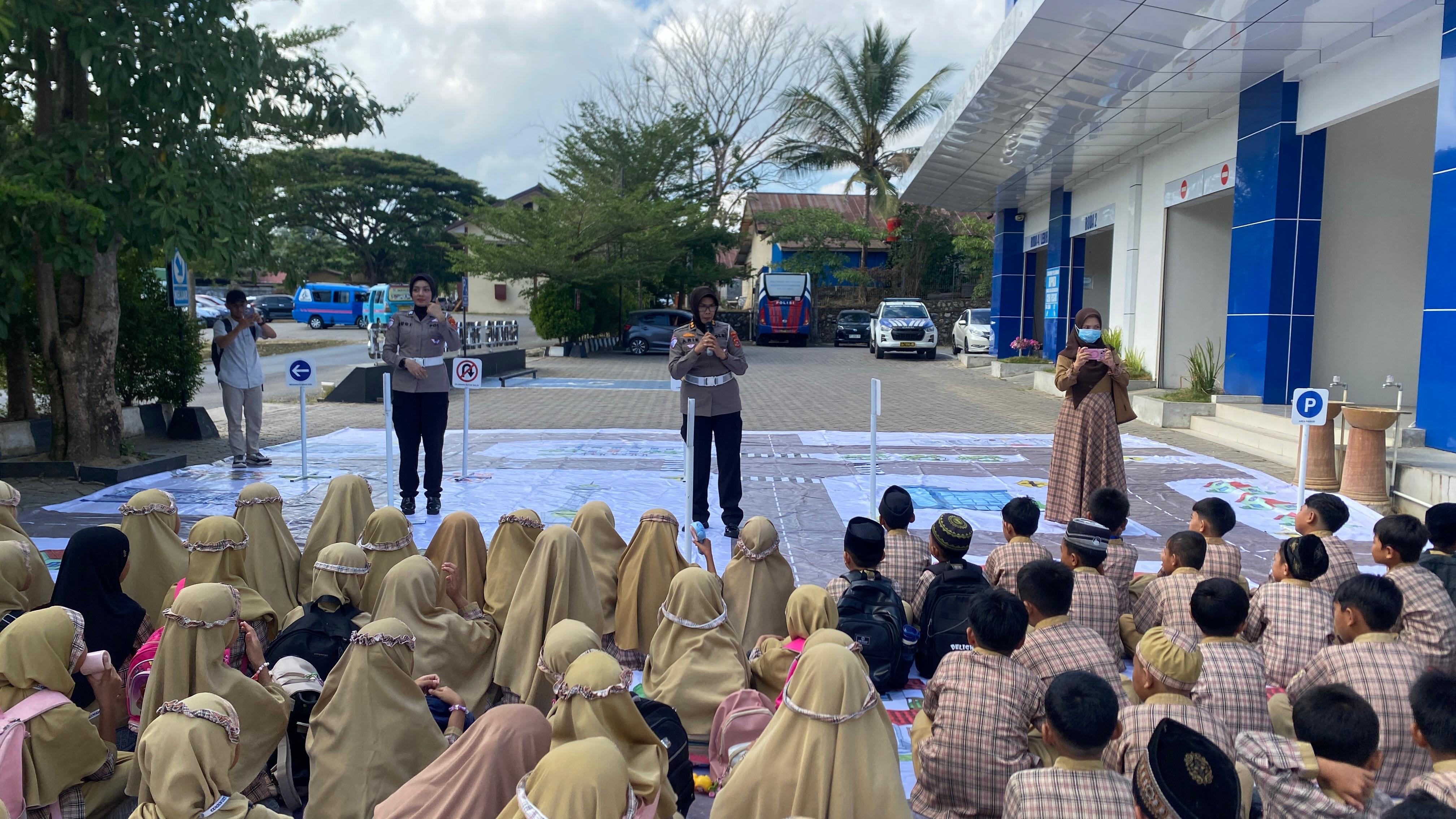 Polantas Karib Hadirkan Edukasi Lalu Lintas yang Menyenangkan, Siswa SD Syahid Al-Khalifah Diajak Kenali Rambu dan Cara Aman ke Sekolah