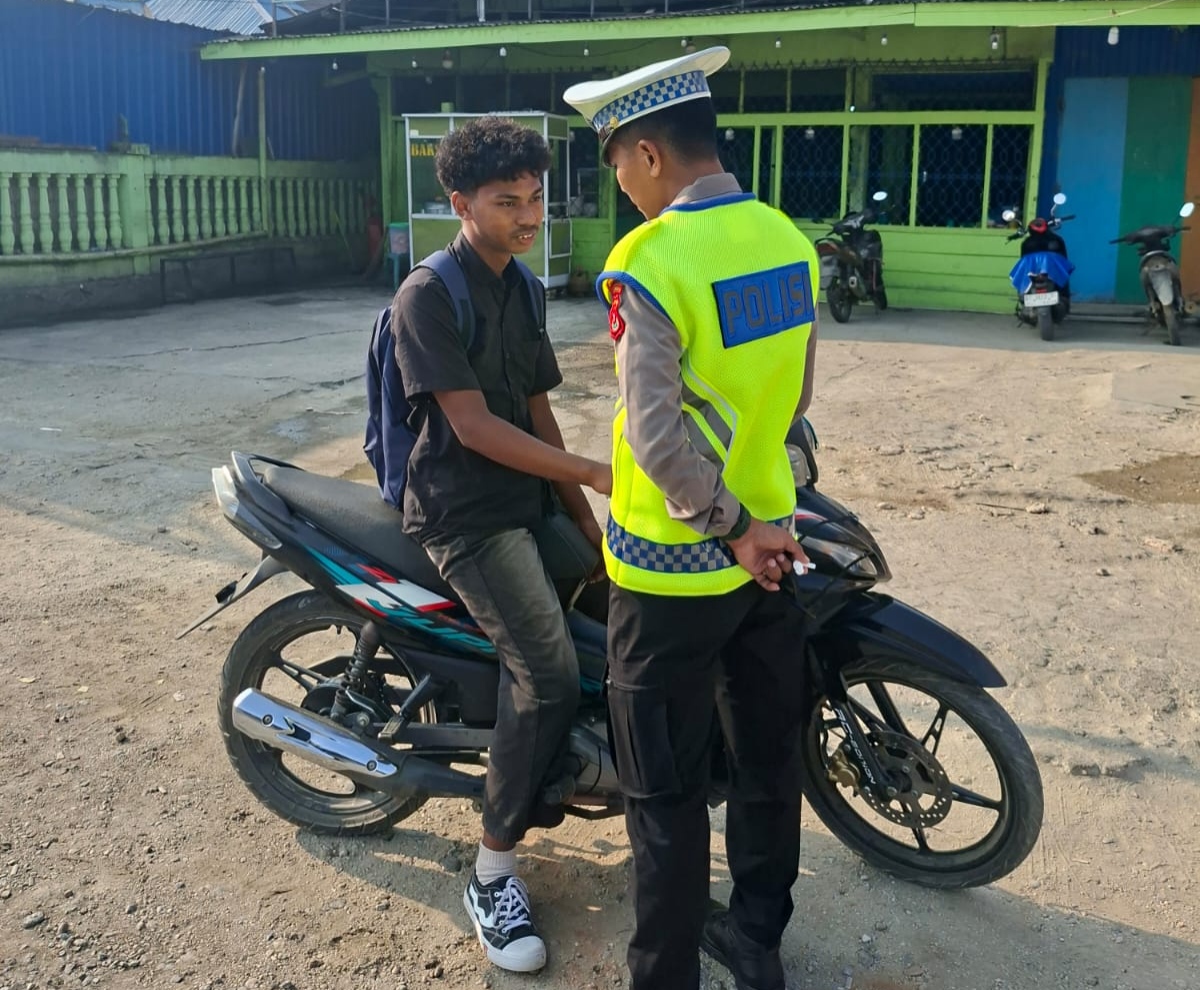 Tak Gunakan Helm SNI, Ditlantas Polda Sultra Tegur Pengendara Motor Ini